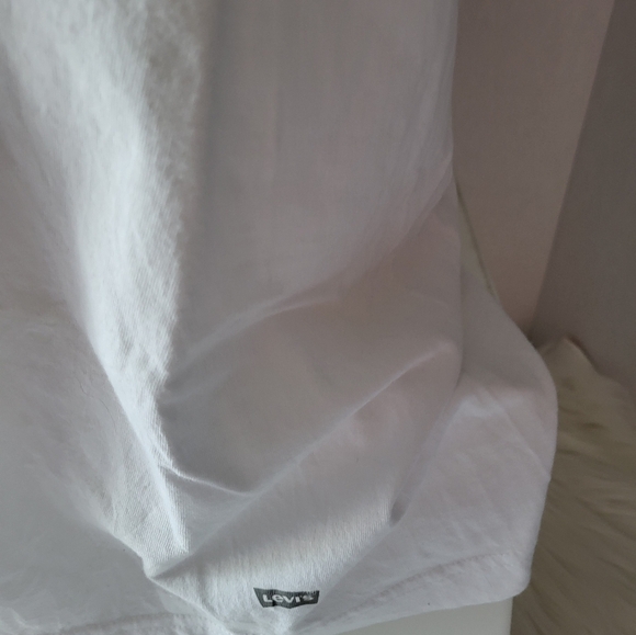 NWOT  Levi T-shirt Size Small - Picture 2 of 6